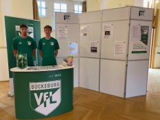 Die BFD´ler Lennart Schulz u. Max Pöhler am Infostand des VfL Bückeburg